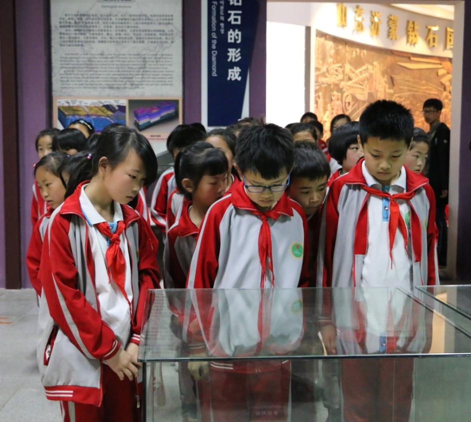 学生们认真观察钻石标本