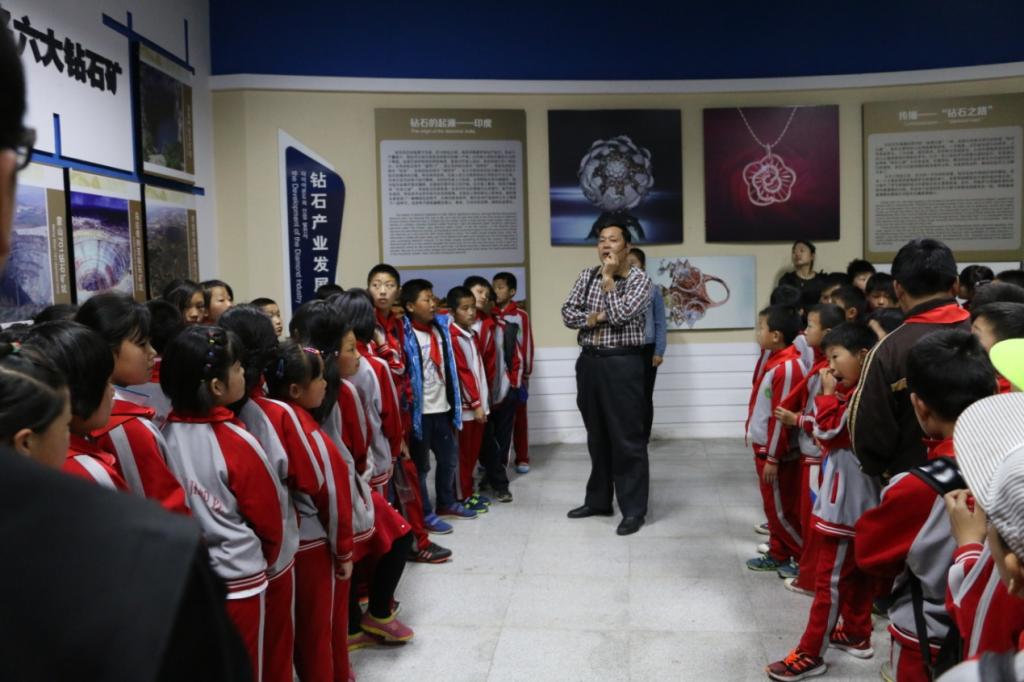 地质专家为学生们讲解钻石的形成过程